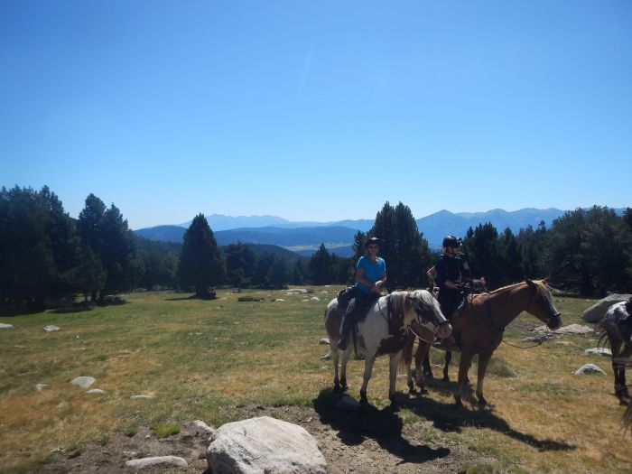 Randonnées dans les Pyrénées et apprentissage de l'équitation à la campagne