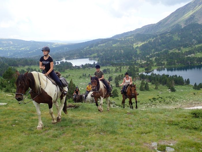 Randonnées dans les Pyrénées et apprentissage de l'équitation à la campagne